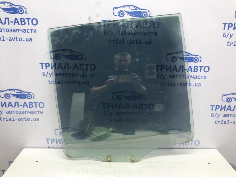 Стекло двери заднее правое Mitsubishi Pajero Wagon 3 3.2 ДИЗЕЛЬ 4M41 1999 (б/у) Киев - изображение 1