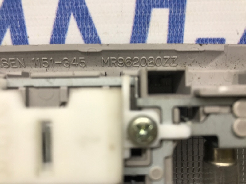 Плафон передний Mitsubishi Pajero Wagon 4 3.2 ДИЗЕЛЬ 4M41 2006 (б/у) Київ - зображення 3