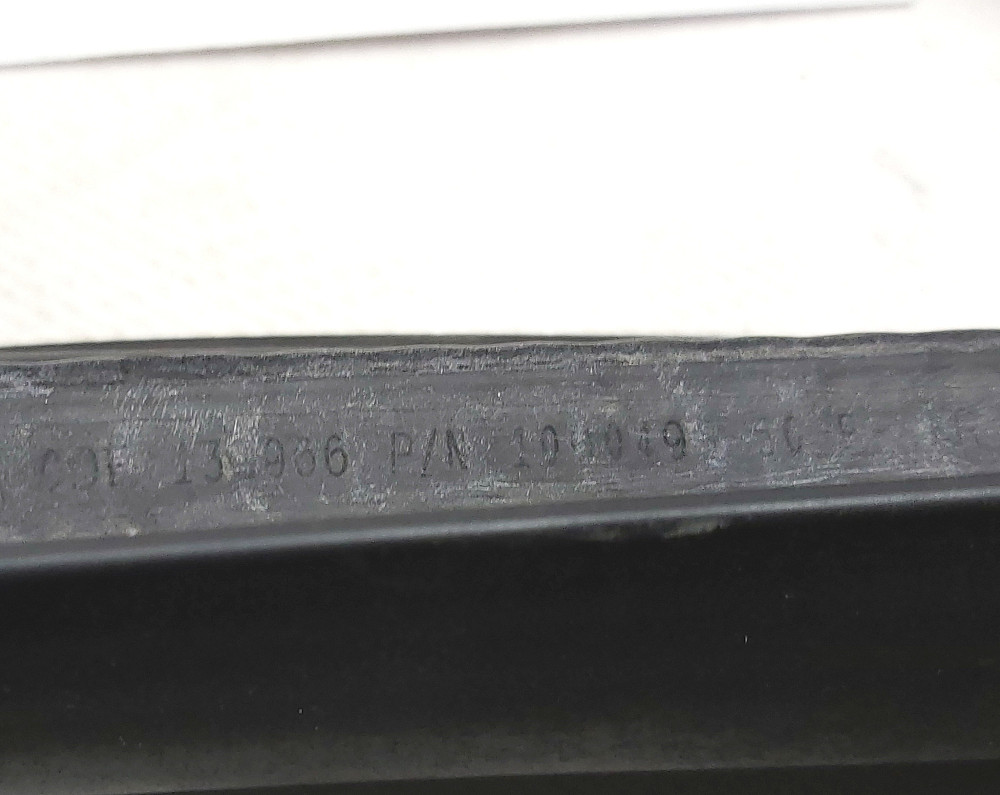 Уплотнитель дверного проёма переднего левого Tesla model 3 1090499-00-K Киев - изображение 2