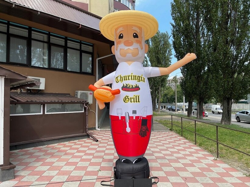 Зовнішня реклама для ресторану надувний чоловічок Киев - изображение 3