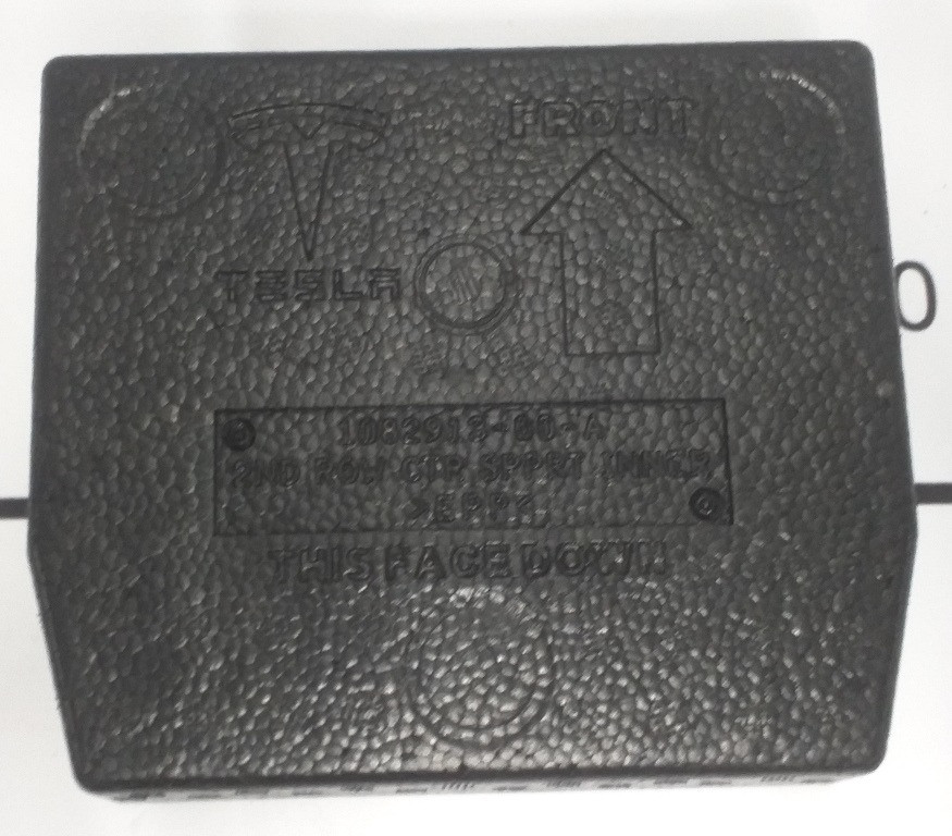 1Панель заполнения пустот (2-й ряд сидений) центральный суппорт внутренний Tesla model X 1082913-00- Київ - зображення 1