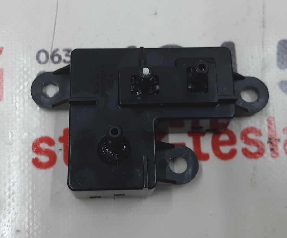 Блок регулировки положения сиденья 2-го ряда левого Tesla model X 1054308-00-C Київ - зображення 2