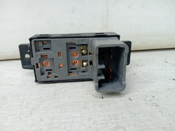 Кнопка стеклоподъемника SsangYong Korando C200 2.0 DIESEL D20DT 2010 (б/у) Киев - изображение 3