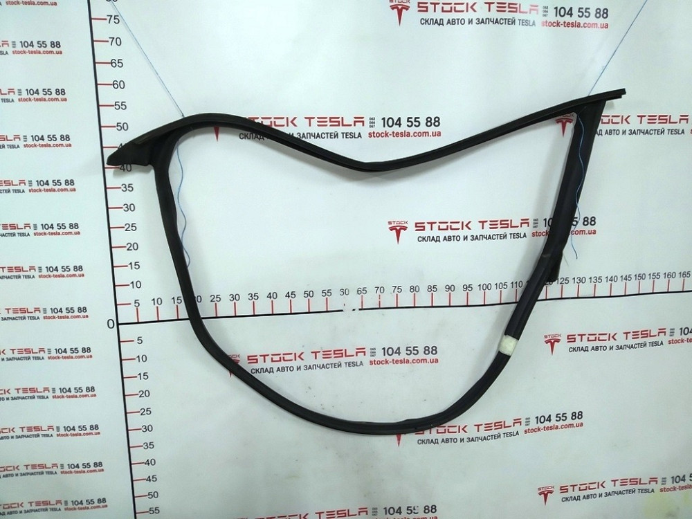 Уплотнитель дверного проёма переднего левого Tesla model 3 1090499-00-K Киев - изображение 1