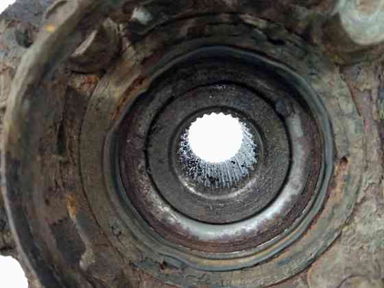 Кулак поворотный левый со ступицей Mitsubishi Pajero Wagon 4 3.2 ДИЗЕЛЬ 4M41 2006 (б/у) Киев