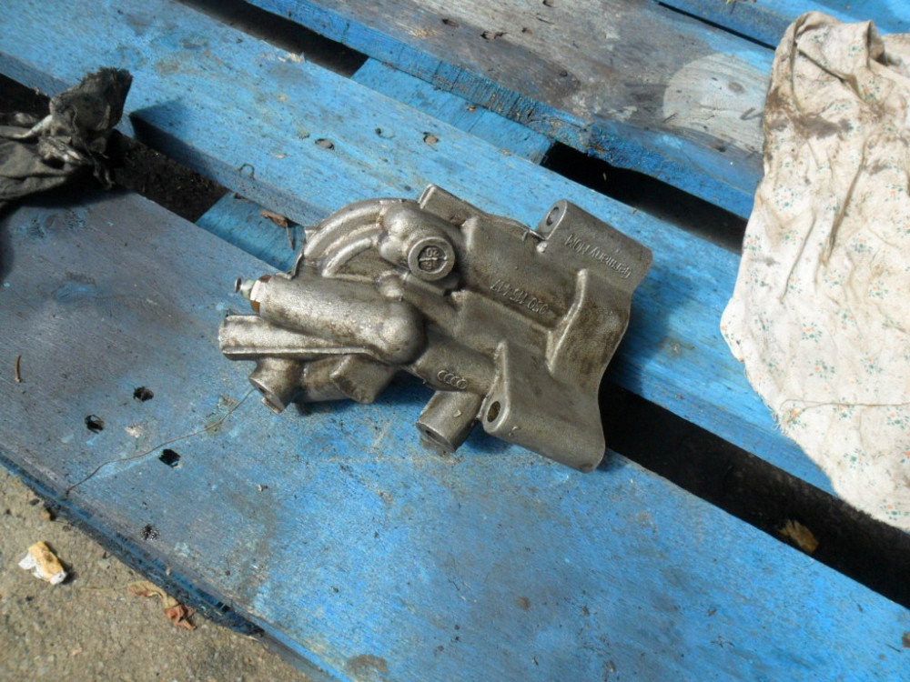 VAG 050115417, Кронштейн масляного фільтра Фольксваген, оригінал Винница - изображение 1