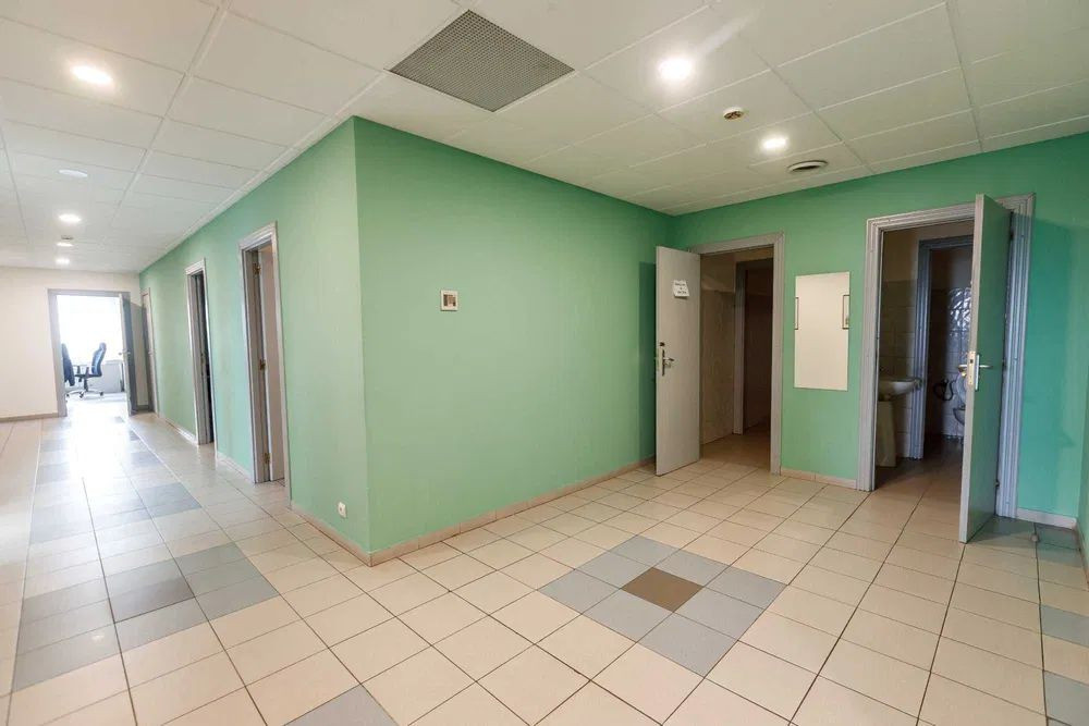 Продам. Торгово-офісна будівля 5718 м.кв. 37 соток. Центр. вул. Святослава Хороброго Днепр - изображение 4