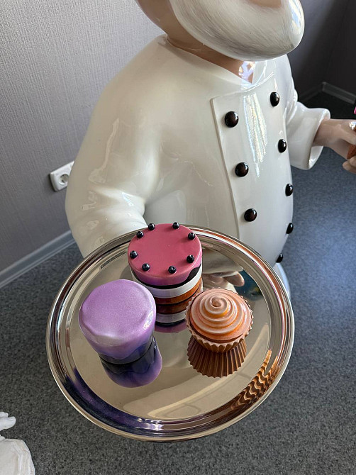 Ростовая скульптура кондитера для магазина десертов, скульптуры кондитера под заказ Киев - изображение 1