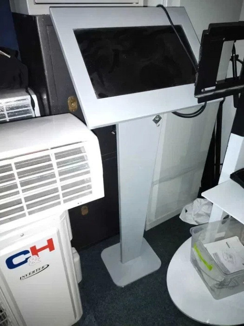 Вертикальная металлическая стойка с сенсорным экраном и компьютером. Дніпро - зображення 2