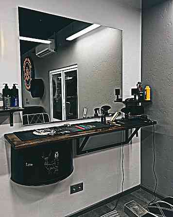 Робочий стіл перукаря / барбера у стилі лофт. Меблі з металевих бочок для барбершопу, салону краси Київ