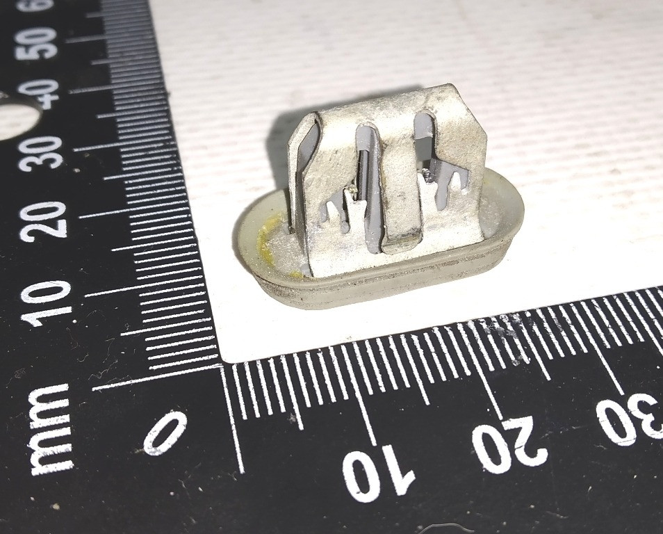 Клипса крепления с уплотнителем 21x6 SLOT .65-1.2, STL (рокерная панель) Tesla model 3 1110167-00-A Киев - изображение 1