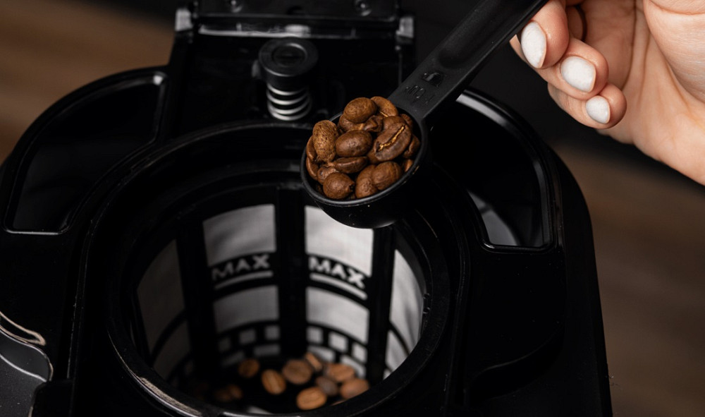 Кофеварка капельная Liberton LCM-2203 950 Вт черная Київ - зображення 5