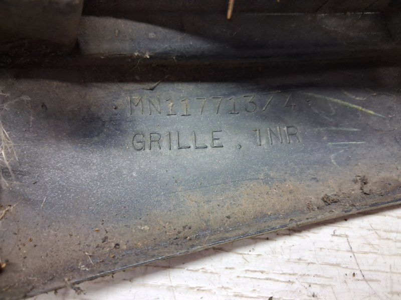Решетка радиатора Mitsubishi Pajero Wagon 3 3.2 ДИЗЕЛЬ 4M41 1999 (б/у) Київ - зображення 7