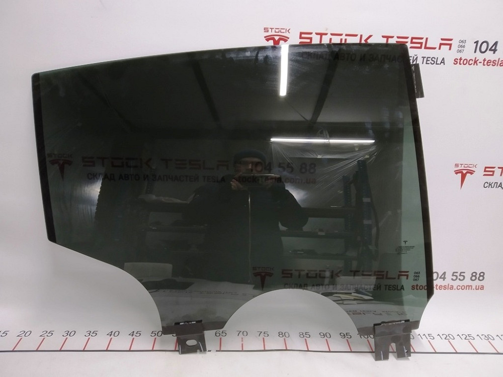 Стекло двери задней правой Tesla model X 1052716-00-D Київ - зображення 1
