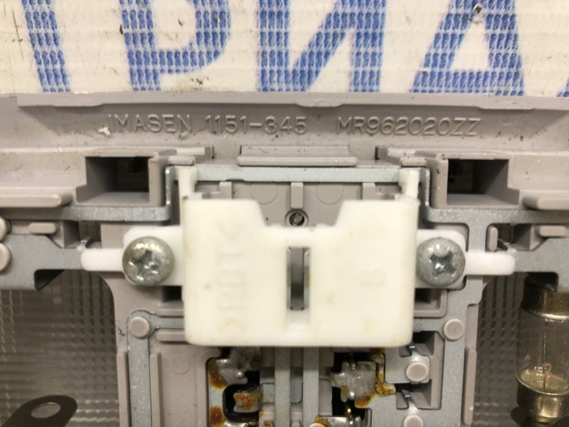 Плафон передний Mitsubishi Pajero Wagon 4 3.2 ДИЗЕЛЬ 4M41 2006 (б/у) Киев - изображение 4