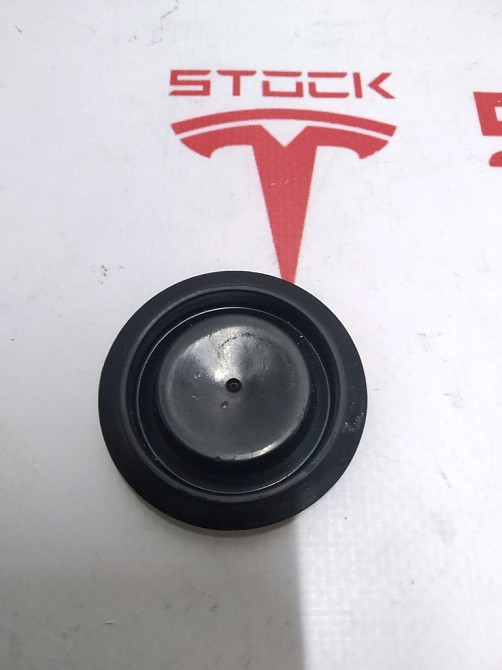 Заглушка пластиковая днища автомобиля Tesla model S, model S REST 1037078-00-A Киев - изображение 2