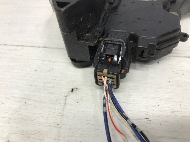 Замок двери передний правый Mitsubishi L200 KB 2.5 ДИЗЕЛЬ 4D56U 2006 (б/у) Киев - изображение 4