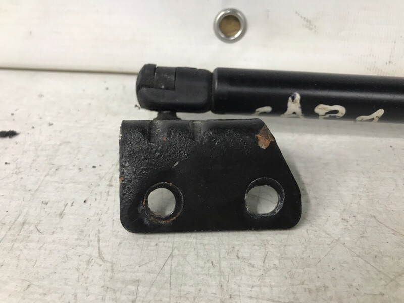 Амортизатор капота Chevrolet Captiva C100 2.4 БЕНЗИН Z24SED 2006 (б/у) Киев - изображение 2