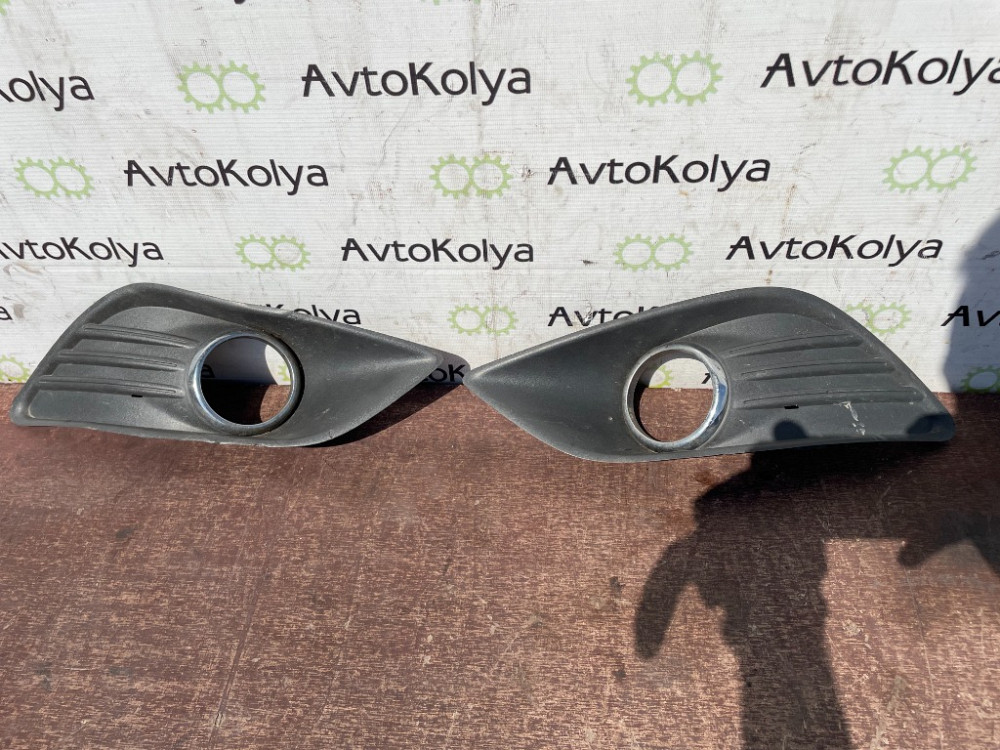 Рамка противотуманной фары правая Ford Focus 2008-2010 (8M51R-19952-AEW) Ковель - зображення 1