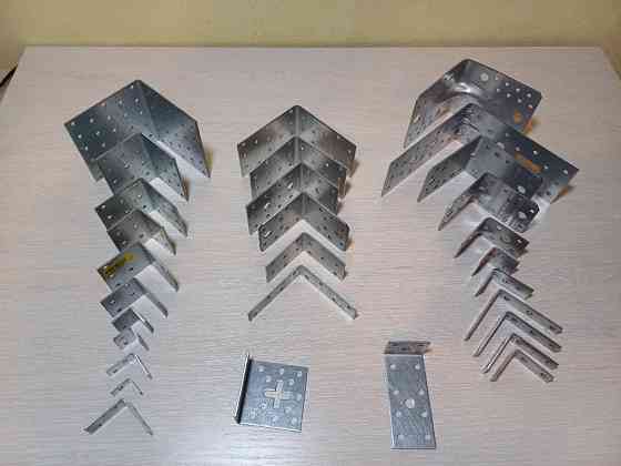 Кутник універсальний з ребром жорсткості 145×145×95 (2,5 мм) Українка