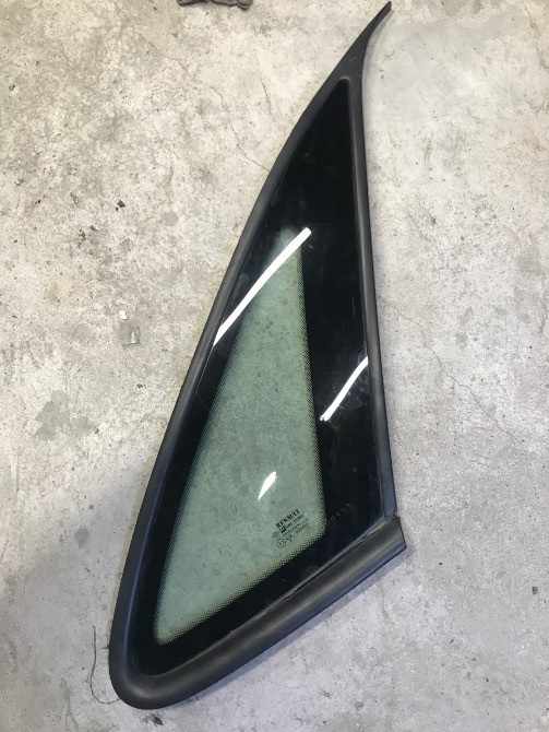 Бу боковое cтекло в кузов заднее правое глухое Renault Laguna1, лифтбек 7700823583, 7700821588, 7700 Кропивницький - зображення 1