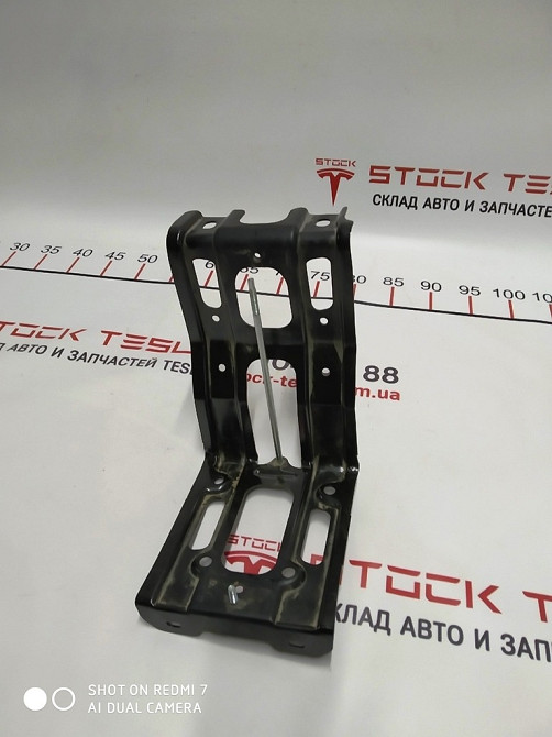 Нижнее крепление АКБ AWD Tesla model S 1007556-00-D Киев - изображение 1