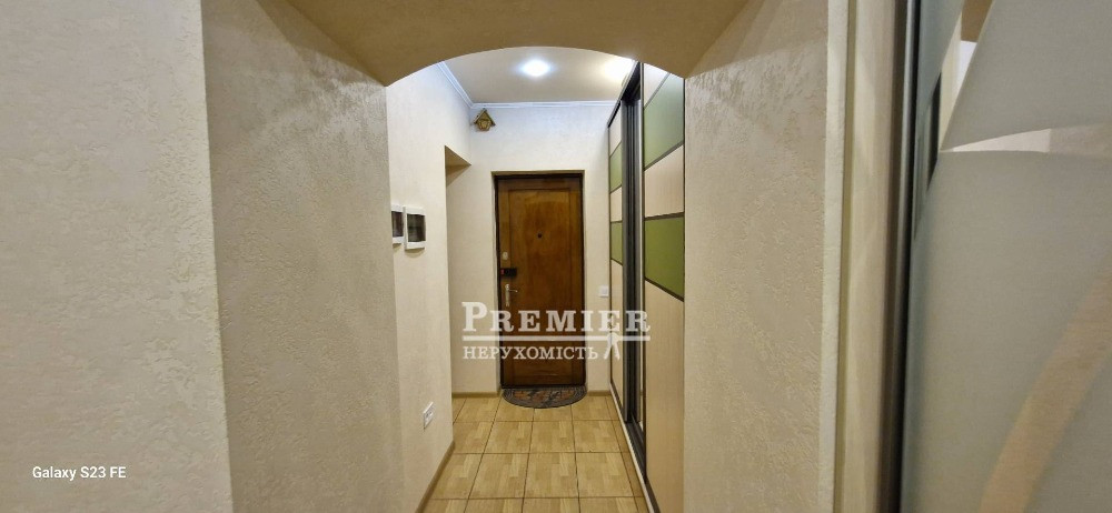 У продажу трикімнатна простора, світла двостороння квартира Черноморск - изображение 2