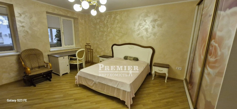 У продажу трикімнатна простора, світла двостороння квартира Черноморск - изображение 4