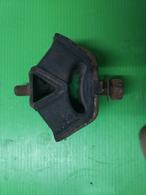 Опора двигуна 11811129286 БМВ М10, М40 оригінал Винница - изображение 1