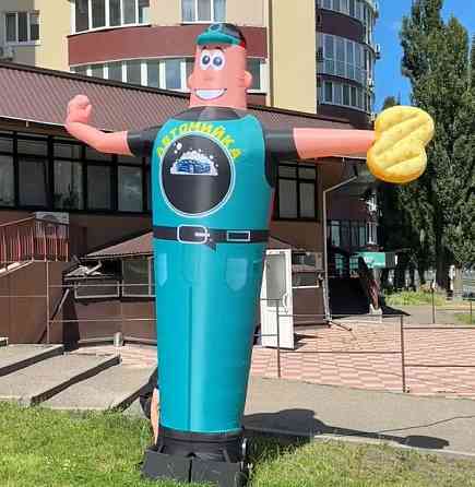 Человек машет на дороге, реклама в месте продаж 340 см Київ