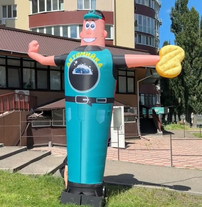 Человек машет на дороге, реклама в месте продаж 340 см Київ - зображення 3