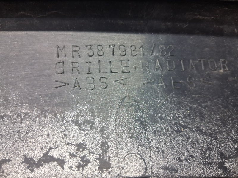 Решетка радиатора Mitsubishi Pajero Wagon 3 3.2 ДИЗЕЛЬ 4M41 1999 (б/у) Київ - зображення 8