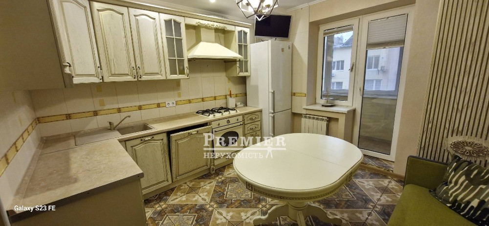 У продажу трикімнатна простора, світла двостороння квартира Черноморск - изображение 1