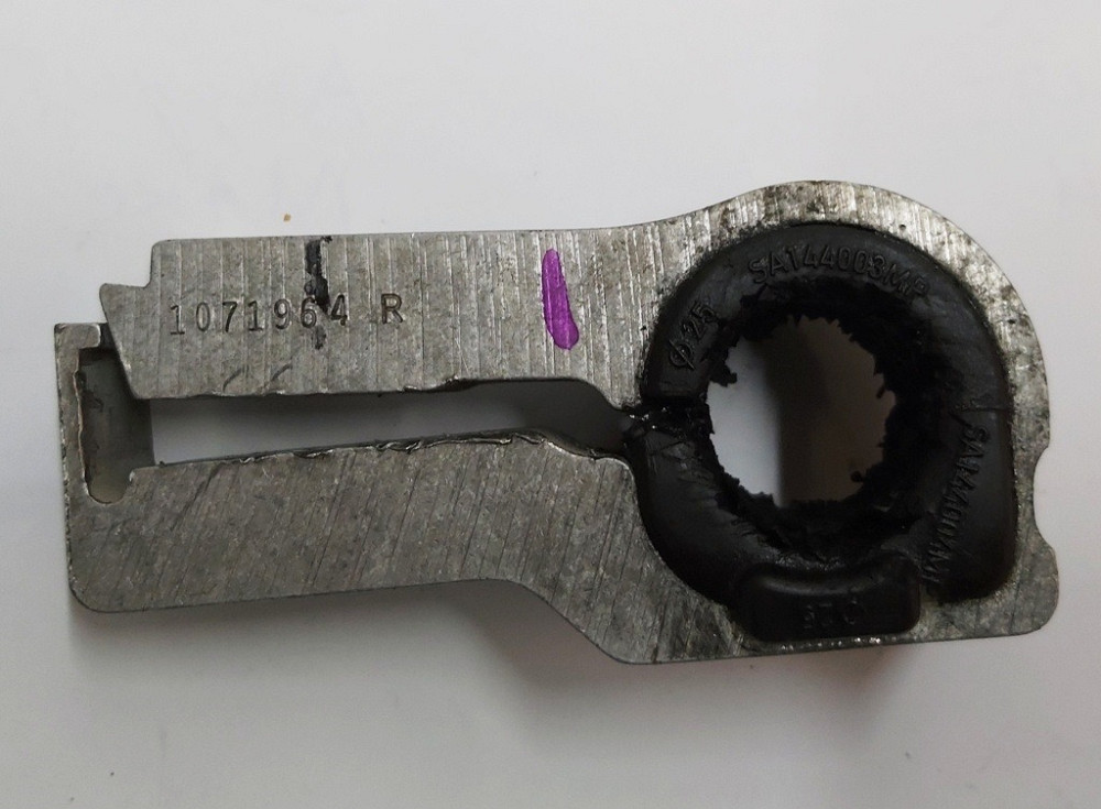 Кронштейн крепеления стабилизатора переднего правый 26 мм Tesla model X 1027381-00-K Київ - зображення 1