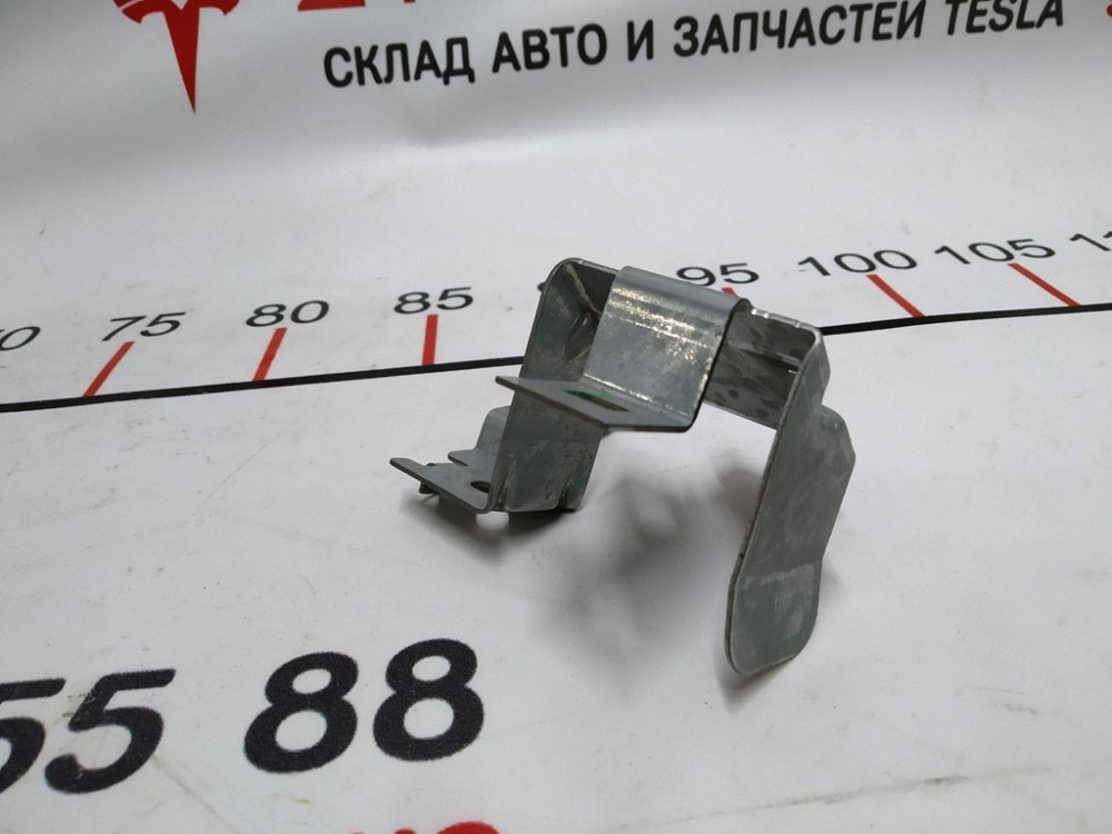 Кронштейн крепления высоковольтной электропроводки порта зарядки Tesla model 3 1067954-00-E Київ - зображення 3