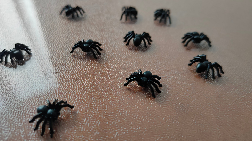 Паучки Чёрные, Белые для хэллоуина прикола пластмассовые 10 шт Бориспіль - зображення 6