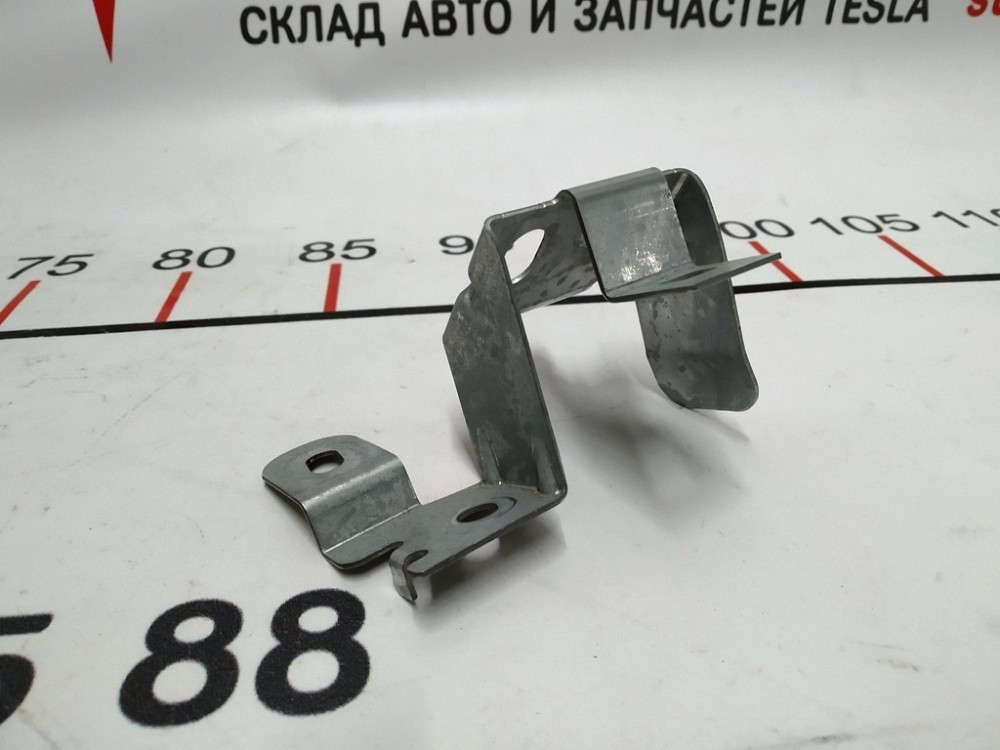 Кронштейн крепления высоковольтной электропроводки порта зарядки Tesla model 3 1067954-00-E Київ - зображення 2