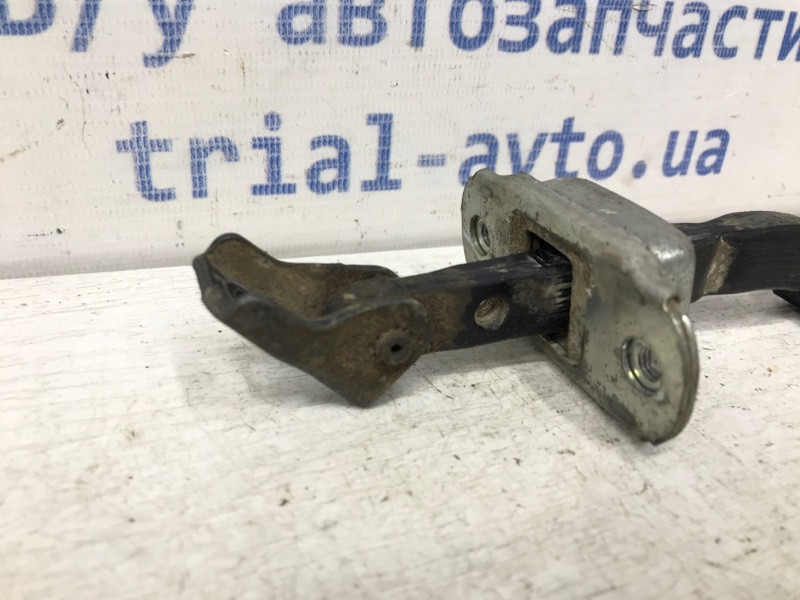 Ограничитель двери задний левый Mitsubishi L200 KB 2.5 ДИЗЕЛЬ 4D56U 2006 (б/у) Киев - изображение 2