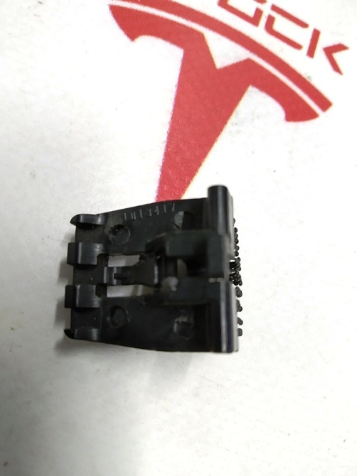 Крепление кнопки открытия крышки багажника Tesla model X S REST 1013417-00-B Киев - изображение 4