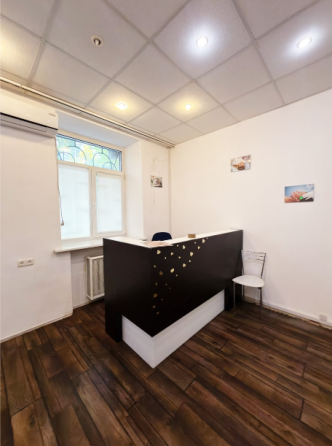 ОРЕНДА: Фасад 64 м² у Сталнка Центр, вул. Прорізна, 13) Київ
