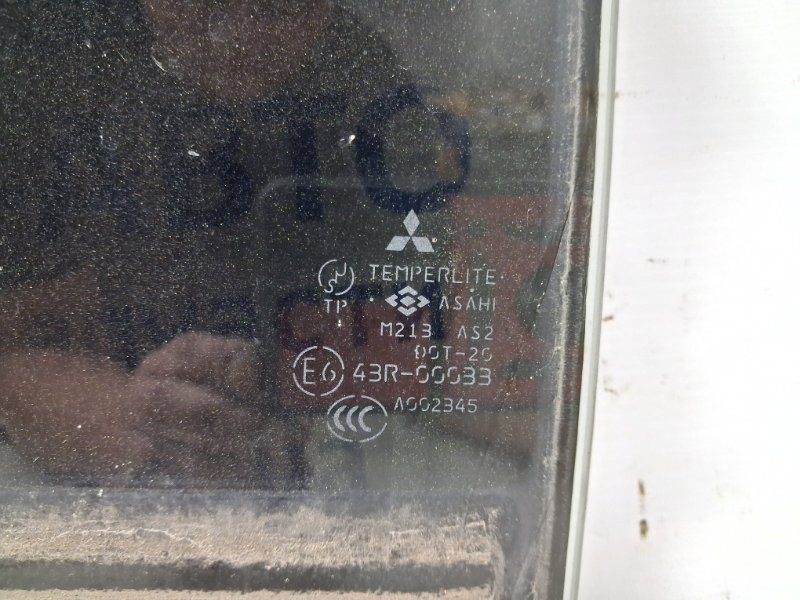 Стекло двери заднее левое Mitsubishi Pajero Wagon 3 3.2 ДИЗЕЛЬ 4M41 1999 (б/у) Київ - зображення 3