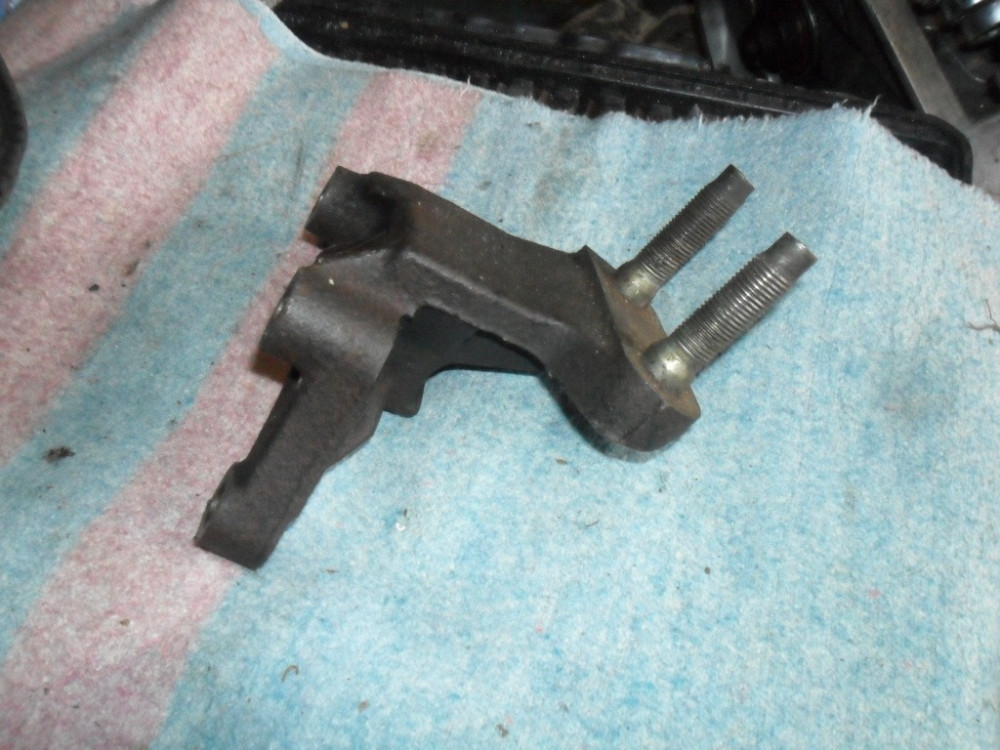 GA2E39030A, Кронштейн двигуна Мазда Кседокс 2.0, V6, 24 кл. оригінал Вінниця - зображення 1