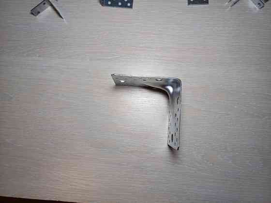 Кутник універсальний з ребром жорсткості 145×145×95 (2,5 мм) Українка