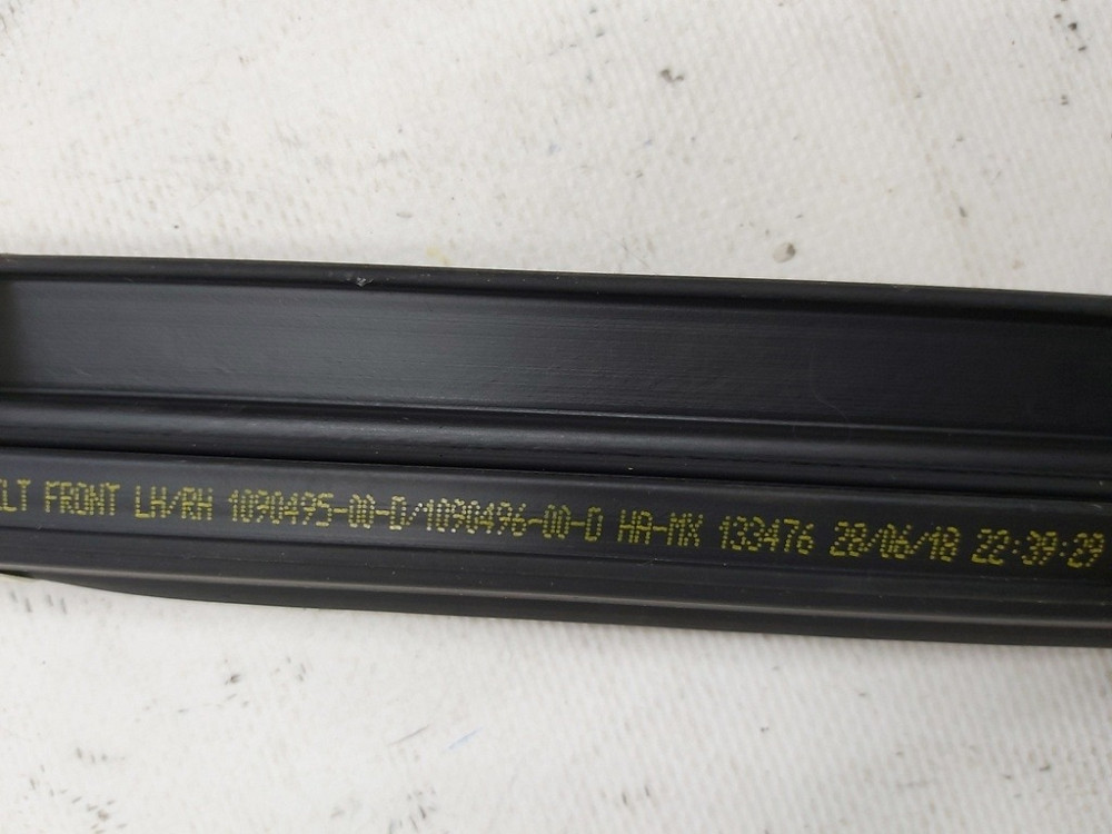 Уплотнитель стекла внутренний двери передней левой с повреждением Tesla model 3 1090495-00-E Киев - изображение 4