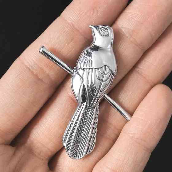 Брошь Пересмешник: Когда слова — оружие, а молчание — власть. Символ Мастера над монетой, Київ