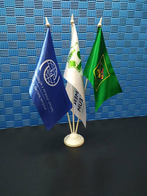 Настольный пластиковый флагшток для 3-х флажков Киев - изображение 3