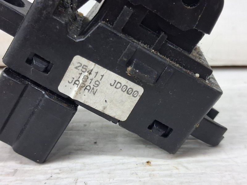 Кнопка стеклоподъемника Nissan Qashqai J10 2.0 БЕНЗИН MR20DE 2006 (б/у) Киев - изображение 3