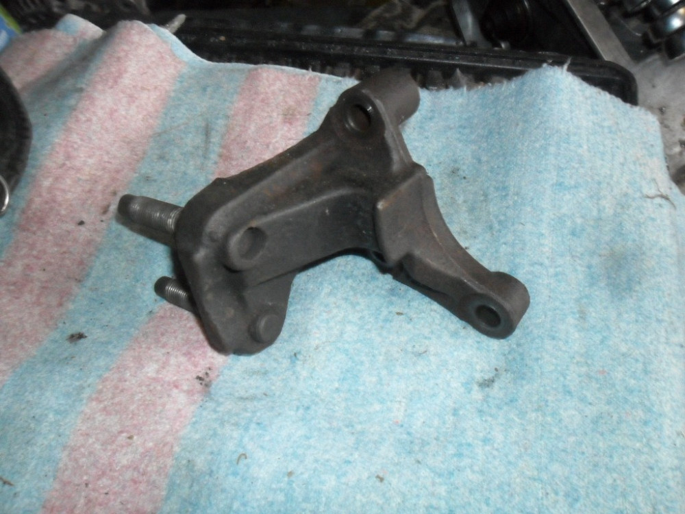 GA2E39030A, Кронштейн двигуна Мазда Кседокс 2.0, V6, 24 кл. оригінал Вінниця - зображення 3