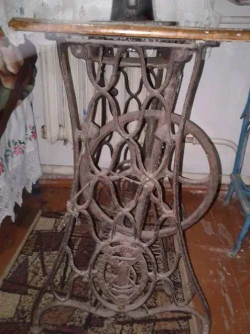 Раритетная Швейная машинка ПГМЗ из станиной и ножным приводом Лубни - зображення 3