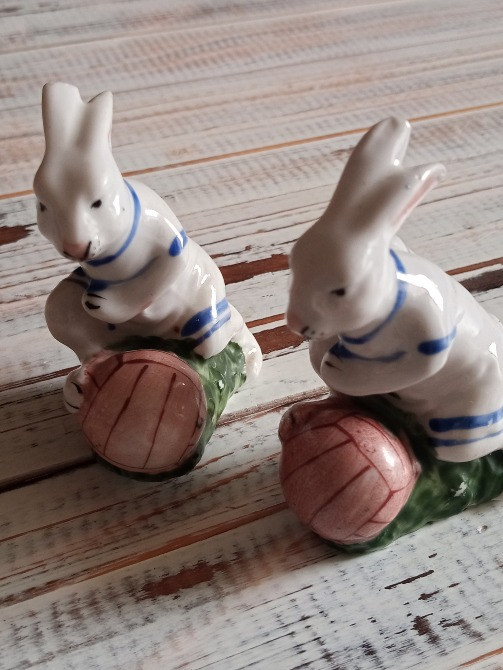 фарфоровая статуэтка заяц футболист \Городница\ Дніпро - зображення 1